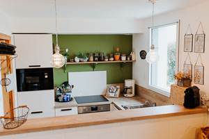 La cuisine est semi-ouverte sur le séjour