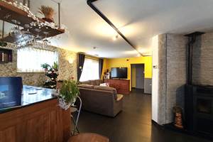 Le salon devant ce grand écran vous attends pour une soirée cool