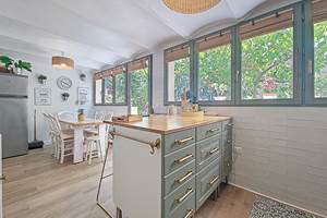 Cuisine baignée de lumière pour cuisiner en profitant d’un cadre verdoyant.