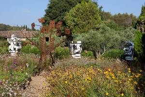 masques dans jardin artistique