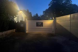 Portail de nuit avec éclairage pour être mieux vue