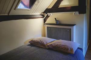 Coin couchage Studio Vert d'Eau. Entrée et salle d'eau (à gauche)