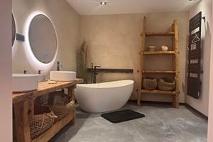 salle-bain-spacieuse-baignoire-authenticité