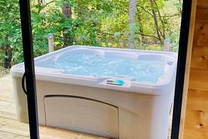Spa privatif chauffé à 38°C vue sur la forêt