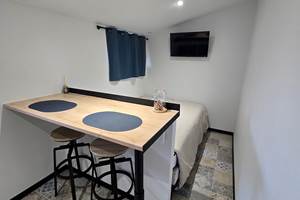 Table haute et partie lit CHAMBRE GAUDINA