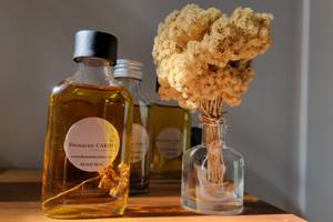 Produits artisanaux locaux : huile d'immortelle et fleurs séchées pour une immersion sensorielle.