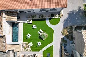 Vue aérienne des Gîtes de Monte Blanco avec jardin, piscine et différents hébergements à Montblanc