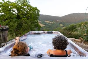 Jacuzzi extérieur privatif à la chambre d'hôtes Orzals