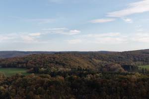 Vue générale d'un paysage vallonné en automne