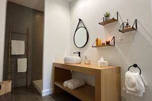 Salle de bain de la chambre Pastelle – vasque moderne et miroir rond près de Pézenas