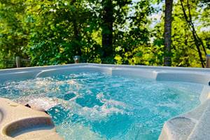 Spa privatif chauffé à 38°C avec vue sur la forêt