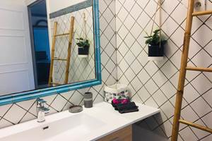 Salle de bain avec douche - WC séparés