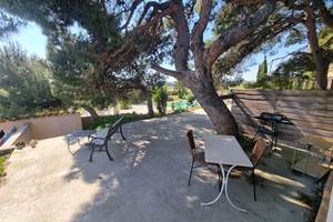 terrasse privée avec table, chaises, chaises longues extérieures