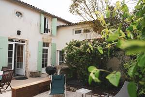 Le gite Les Fillattes, les extérieurs avec l'entrée principale de la maison