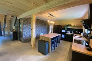 Grande cuisine ouverte sur le salon pour des repas conviviaux