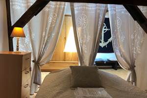 chambre dortoir 4 personnes à l'étage, climatisée, avec 2 lits en 120cm et 1 lit électrique en 140cm.
