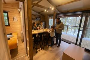 Coin repas avec vue sur la forêt