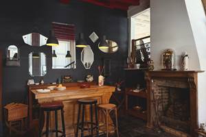 La décoration est chaleureuse, chaque objet raconte une histoire