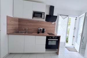 Maison Réthaise 2 – Cuisine pratique et design Un espace clair et parfaitement équipé : four, plaque, lave-vaisselle, micro-ondes. Le confort du quotidien à deux pas du marché médiéval.