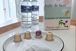 Bienvenue Maison Réthaise 2 – Séjour cosy et graphique Ambiance contemporaine dans un espace bien agencé, parfait pour savourer des moments de détente en centre-ville.