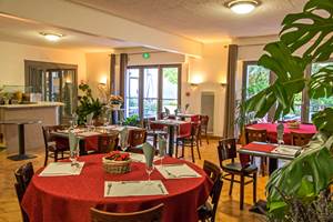 Salle restaurant, Hôtel Persedes, Hôtel Ardèche, Aubenas, Vallon Pont d'Arc