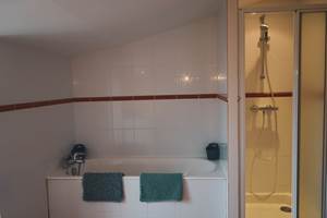 Autre vue de la salle de bain à l'étage avec sa baignoire et douche de Toutes Les Fillattes