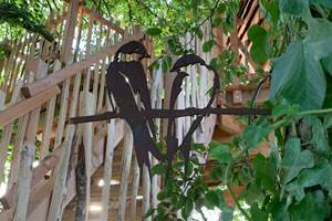 le-nid-des-hirondelles-cabane-dans-les-arbres-détail-sculture-métallique