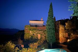 Piscine et extérieurs le soir