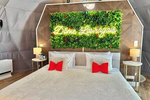 Lit géant avec décoration moderne