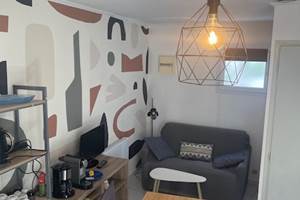 Maison Réthaise 2 – Séjour cosy et graphique Ambiance contemporaine dans un espace bien agencé, parfait pour savourer des moments de détente en centre-ville.