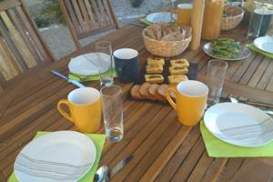 Petit-déjeuner en extérieur si la météo le permet