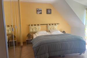 Chambre jaune grand lit et grande armoire