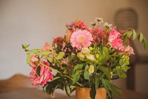 Un bouquet de fleurs capturé dans toute sa simplicité et sa beauté