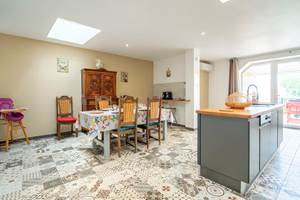 salle-a-manger-cuisine-ouverte-gite-famille-olonzac