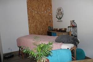 Cabinet bien-être proposant Reiki, massage sonore aux bols tibétains, massage des Cinq Continents