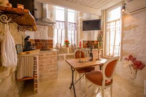 Studio cosy de 24 m² rénové avec charme et matériaux nobles dans une ancienne folie viticole