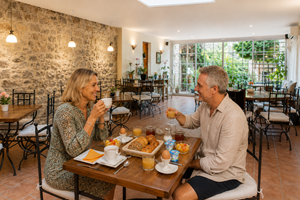 Petit-déjeuner gourmand servi dans le salon d'été de la maison d'hôtes