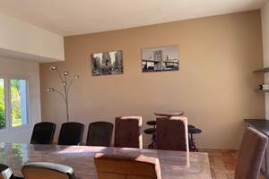 Salle a manger ensoleillee