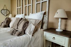 alombredelacheneraie_chambre1_grand_pic_saint_loup_tourisme_gite_les_vignes