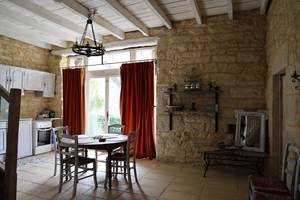 Chateau de Saint Chamarand, la TOUR medievale, salon, cuisine (2)