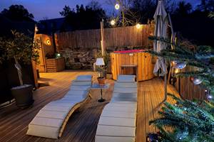 Terrasse avec sapin de Noël face au bain nordique