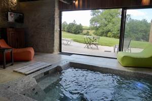 piscine intérieure balnéo-terrasse-campagne du périgord