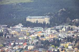 La ville au pied du Grand Hôtel et la forêt à perte de vue, pour de belles randonnées