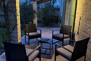 Terrasse salon de jardin nuit_La Cavalerie