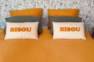 Chambre Ferdinand lit double coussins_La Grande Cavalerie