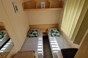 camping-la-perle-creuse-MH-6personnes-Californie-chambre2 lits simples