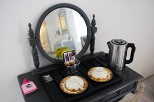 La Colombière : bouilloire électrique pour dégustation de thés, cafés et tisanes dans la chambre Colombe Diamant