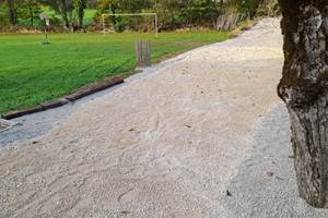 Terrain de pétanque et espace de jeux avec cage de foot et panier de basket