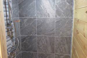 chalet cocooning avec coin repas, salle de bain et toilettes