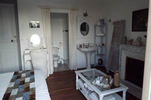 Chambre la Roche Brune, salle d'eau séparée par un rideau